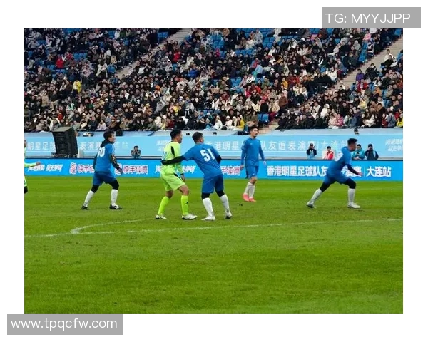 足球明星们的霸气合照展现球场风采与团队精神的完美瞬间